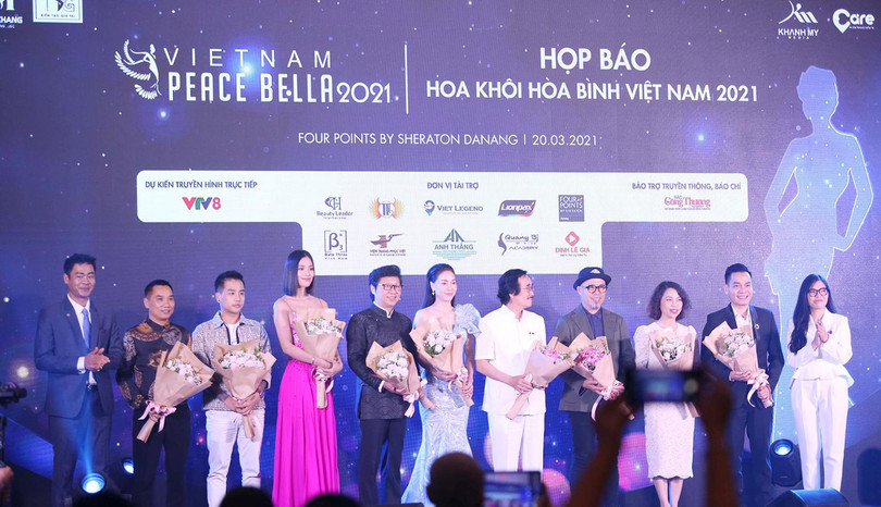 Ban tổ chức tặng hoa cho các thành viên Ban giám khảo “Cuộc thi Hoa khôi Hòa bình Việt Nam 2021”