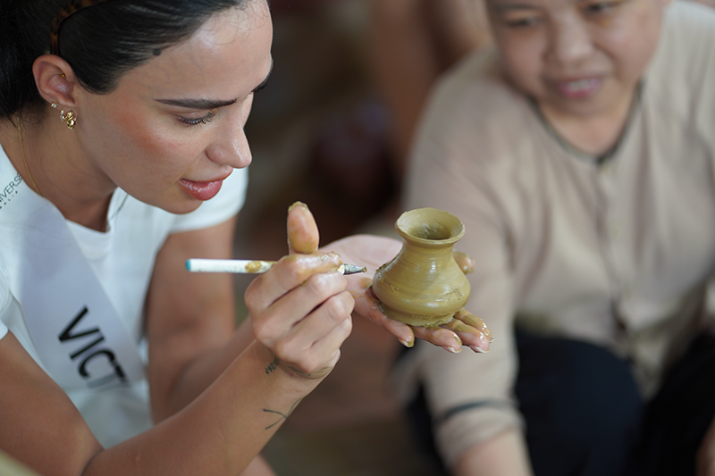 Thí sinh Hoa hậu hoàn vũ Úc trải nghiệm làm gốm, quảng bá du lịch Hội An
