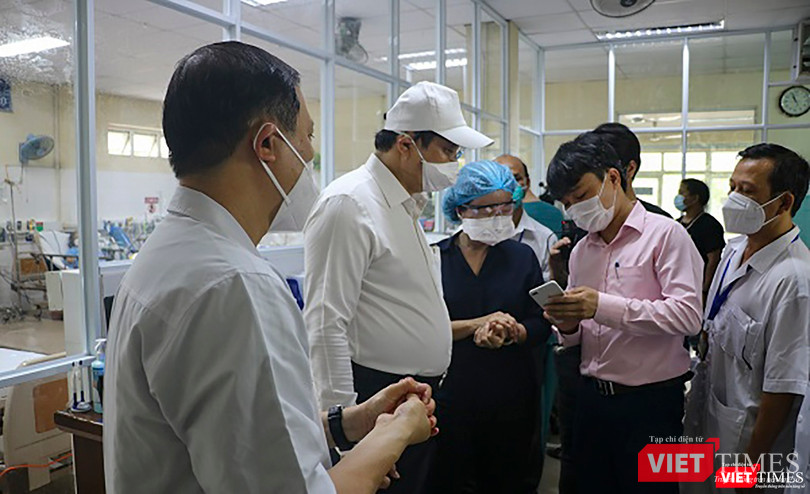 Ông Huỳnh Đức Thơ kiểm tra công tác điều trị bệnh nhân mắc COVID-19 trong thời điểm Đà Nẵng bùng phát dịch đợt 2 (ảnh Lê Hoa)