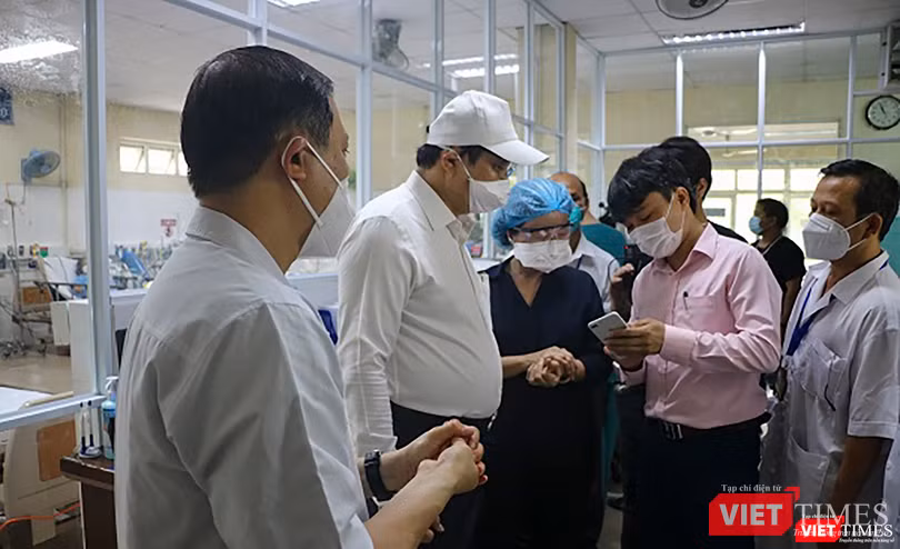 Ông Huỳnh Đức Thơ kiểm tra công tác điều trị bệnh nhân mắc COVID-19 trong thời điểm Đà Nẵng bùng phát dịch đợt 2 (ảnh Lê Hoa) Ông Huỳnh Đức Thơ kiểm tra công tác điều trị bệnh nhân mắc COVID-19 trong thời điểm Đà Nẵng bùng phát dịch đợt 2 (ảnh Lê Hoa)