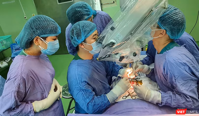 Các bác sĩ Bệnh viện Phụ sản - Nhi Đà Nẵng đang thực hiện ca phẫu thuật (ảnh Minh Hiền)