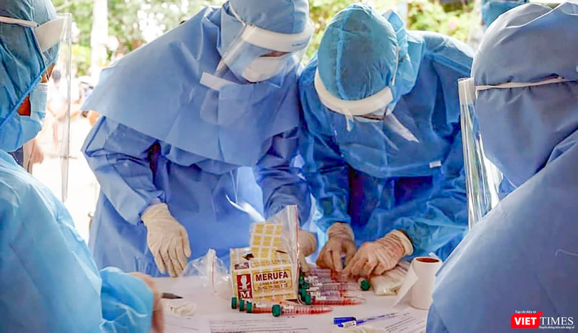 Lực lượng y tế lấy mẫu xét nghiệm SARS-CoV-2 tại Đà Nẵng