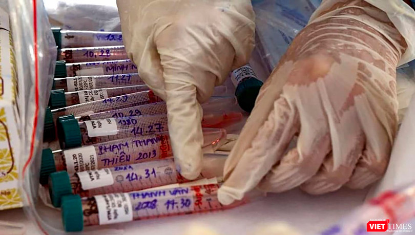 Lực lượng y tế lấy mẫu xét nghiệm COVID-19 trên địa bàn Đà Nẵng