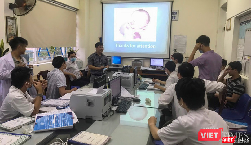 Các bác sĩ hai bệnh viện hội chẩn trực tuyến (ảnh Minh Hiền)