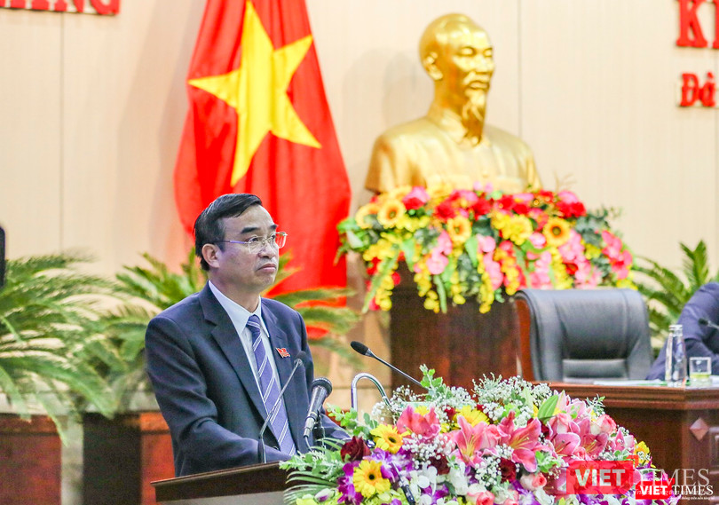 Ông Lê Trung Chinh - Phó Bí thư Thành ủy - Phó Chủ tịch thường trực UBND TP Đà Nẵng phát biểu tại phiên khai mạc kỳ họp thứ 16 , HĐND TP Đà Nẵng khoá IX