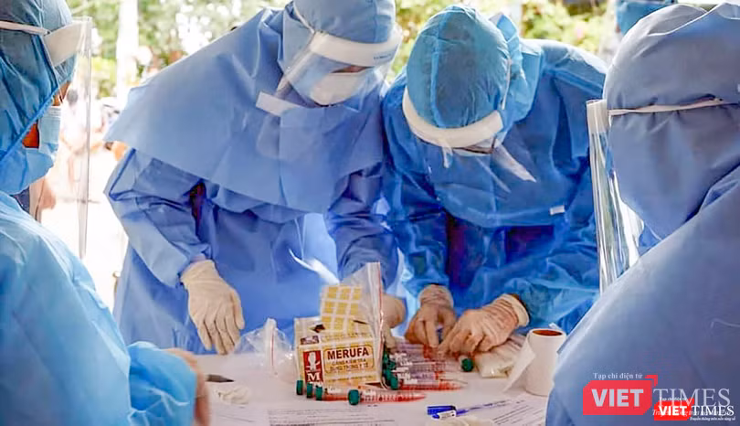 Nhân viên y tế làm việc trong giai đoạn dịch COVID-19 bùng phát