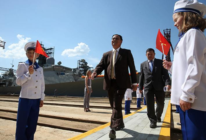 Hải quân Việt Nam nhận tàu hộ vệ Nga. Ảnh: Xinmin.