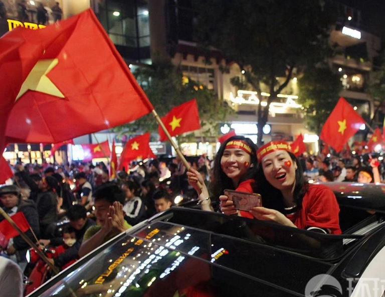 Người hâm mộ bóng đá Việt Nam. Ảnh: Huanqiu.