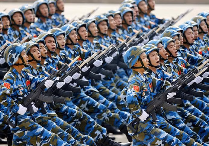 Quân đội Việt Nam tiến hành lễ diễu binh với súng trường Israel. Ảnh: Xinmin.