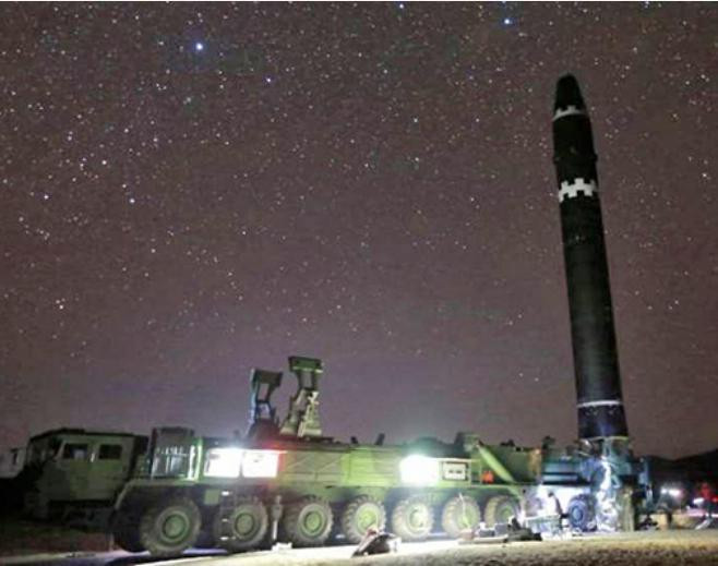 Tên lửa đạn đạo tầm xa Hwasong-15 Triều Tiên. Ảnh: The Aviationist.