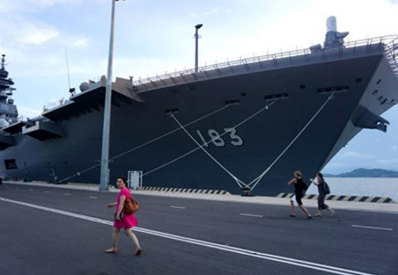 Tàu sân bay trực thăng Izumo Nhật Bản cập cảng Cam Ranh, Việt Nam ngày 20/5/2017.