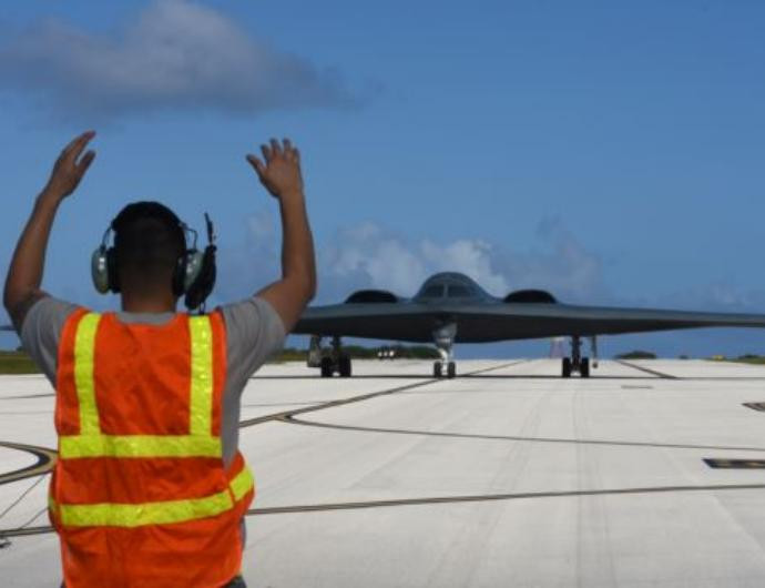 Mỹ vừa triển khai thêm 3 máy bay ném bom chiến lược tàng hình B-2 ở Guam. Ảnh: VOA.