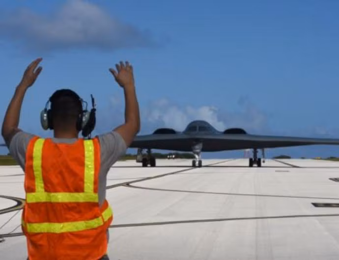 Mỹ vừa triển khai thêm 3 máy bay ném bom chiến lược tàng hình B-2 ở Guam. Ảnh: VOA.