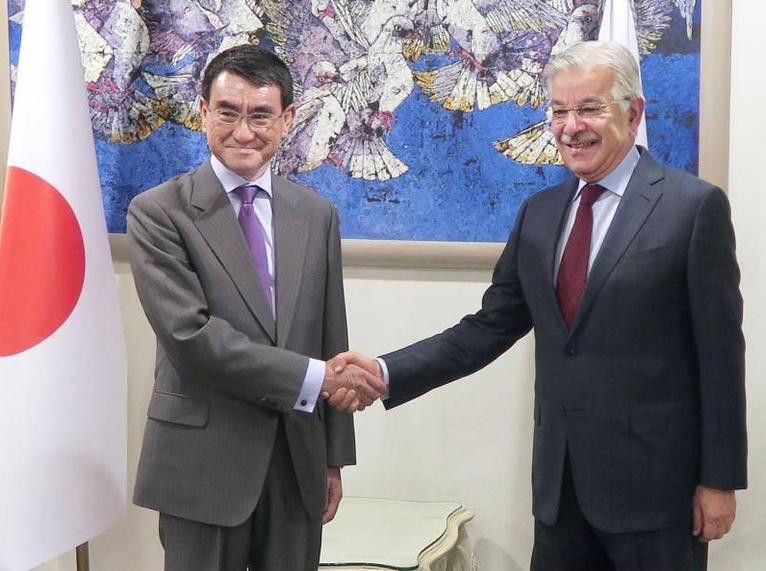 Ngày 4/1/2018, tại thủ đô Islamabad của Pakistan, Ngoại trưởng Nhật Bản Taro Kono tiến hành hội đàm với Ngoại trưởng Pakistan Khawaja Asif. Ảnh: The Japan Times.