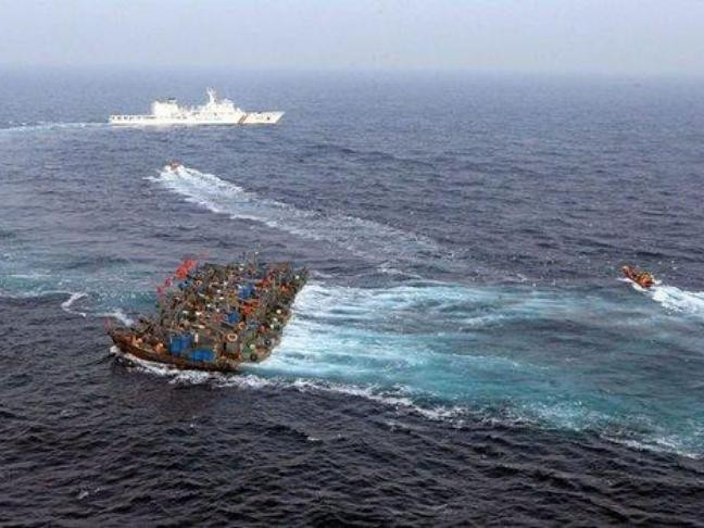 Cảnh sát biển Hàn Quốc kiên quyết tấn công hành vi đánh bắt phi pháp và chống trả bạo lực của tàu cá Trung Quốc. Ảnh: Sohu.