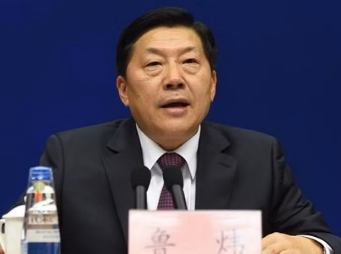 Phó Trưởng ban tuyên truyền Đảng Cộng sản Trung Quốc ông Lỗ Vĩ ngã ngựa. Ảnh: Caixin.