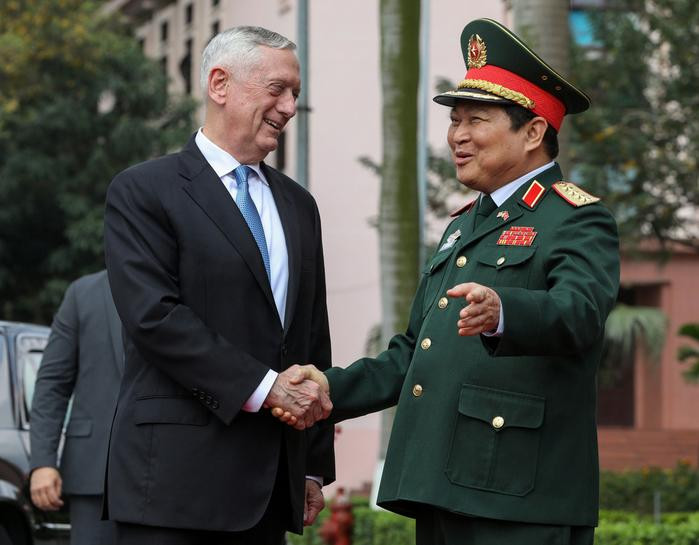 Bộ trưởng Quốc phòng Đại tướng Ngô Xuân Lịch tiếp đón Bộ trưởng Quốc phòng Mỹ James Mattis (trái) thăm Việt Nam trong các ngày 24 - 25/1/2018.