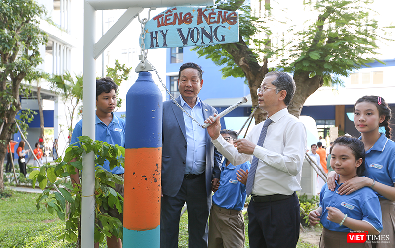 Ông Nguyễn Văn Quảng, Bí thư Thành ủy Đà Nẵng và ông Trương Gia Bình, Chủ tịch HĐQT Tập đoàn FPT thực hiện nghi thức đánh kẻng khai trường tại lễ khánh thành trường Hy Vọng dành cho trẻ mất cha mẹ vì COVID-19.