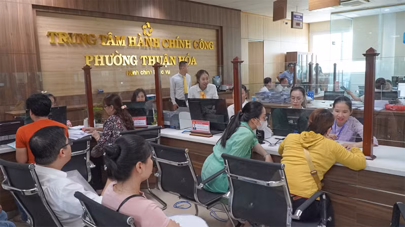 Người dân đến làm thủ tục tại Trung tâm hành chính công phường Thuận Hoá, TP Huế (Ảnh hue.gov.vn).