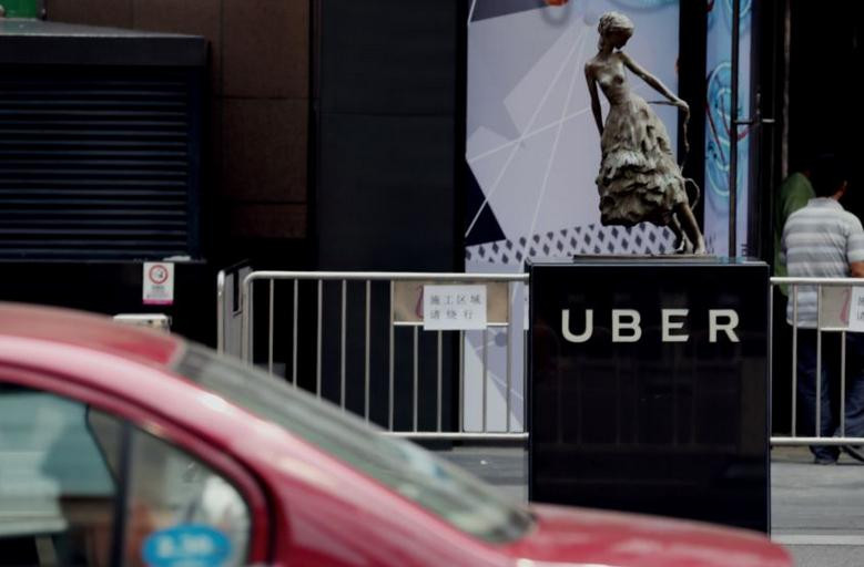 Bên ngoài một trung tâm mua sắm ở Thủ đô Bắc Kinh, Trung Quốc. Ảnh: VOA