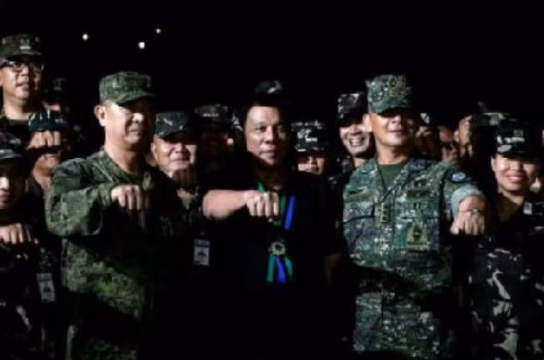 Ngày 11/12/2016, Tổng thống Philippines Rodrigo Duterte thăm một doanh trại quân đội. Ảnh: Cankao