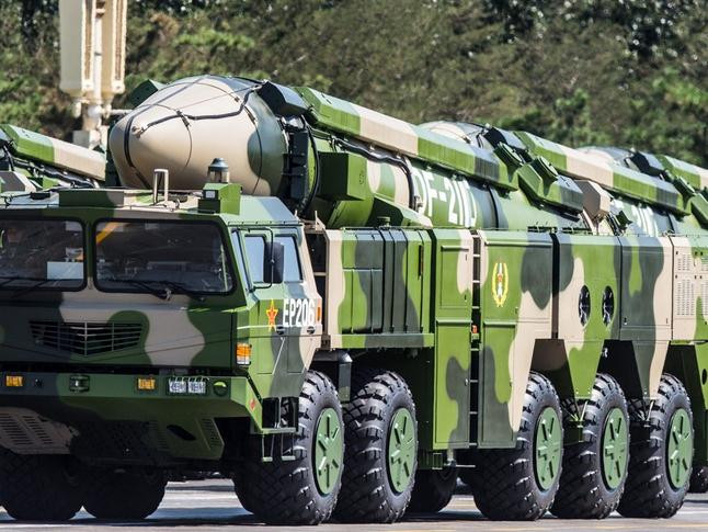 Tên lửa đạn đạo tầm trung Đông Phong-26 Trung Quốc có thể lắp cả đầu đạn hạt nhân và đầu đạn thông thường. Ảnh: Tân Hoa xã.