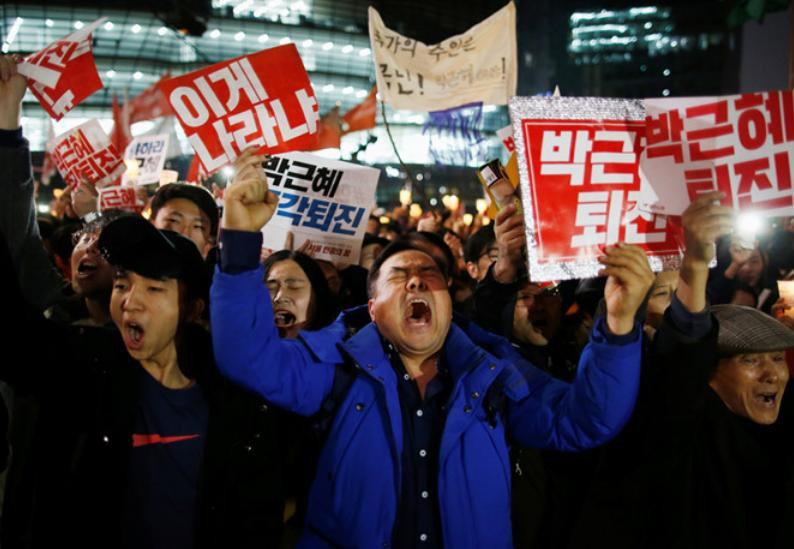 Người dân Hàn Quốc biểu tình. Ảnh: Reuters