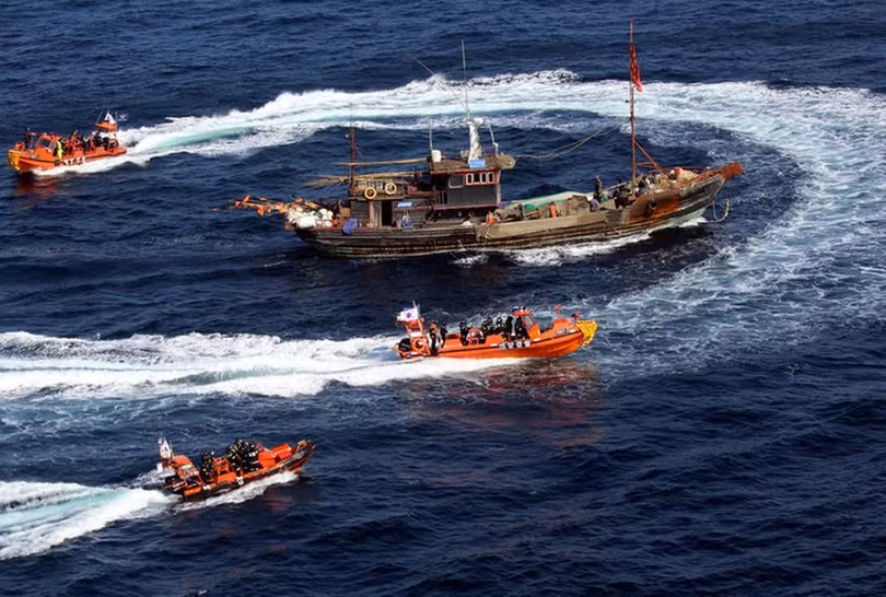 Ngày 8/10/2014, các tàu cảnh sát biển Hàn Quốc tiến hành bao vây một chiếc tàu cá Trung Quốc. Ảnh: Guancha