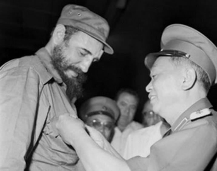 Đại tướng Võ Nguyên Giáp trao huy hiệu 