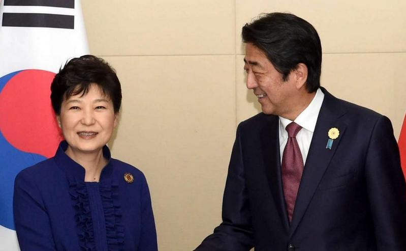 Tháng 9/2016 tại Vientaine, Lào, Tổng thống Hàn Quốc Park Geun-hye tiến hành hội đàm với Thủ tướng Nhật Bản Shinzo Abe. Ảnh: South China Morning Post