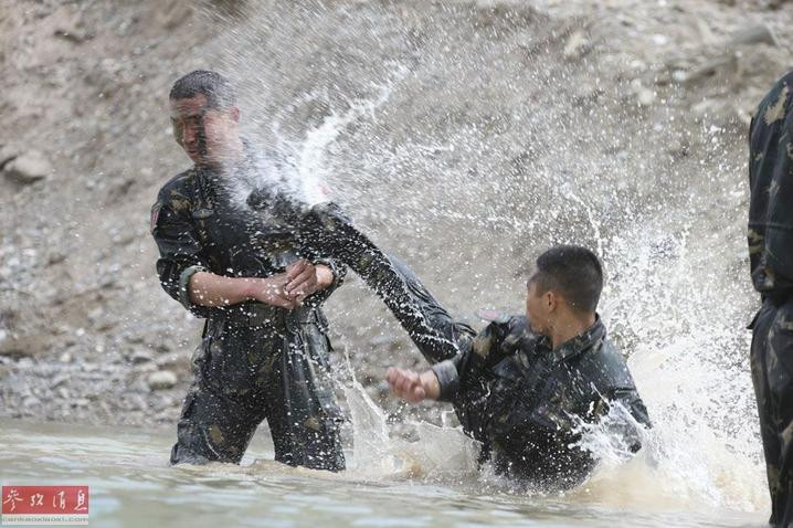 Quân đội Trung Quốc tiến hành huấn luyện đánh giáp lá cà ở dưới nước. Ảnh: Cankao