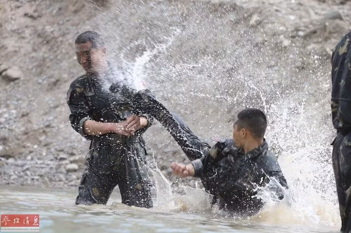 Quân đội Trung Quốc tiến hành huấn luyện đánh giáp lá cà ở dưới nước. Ảnh: Cankao