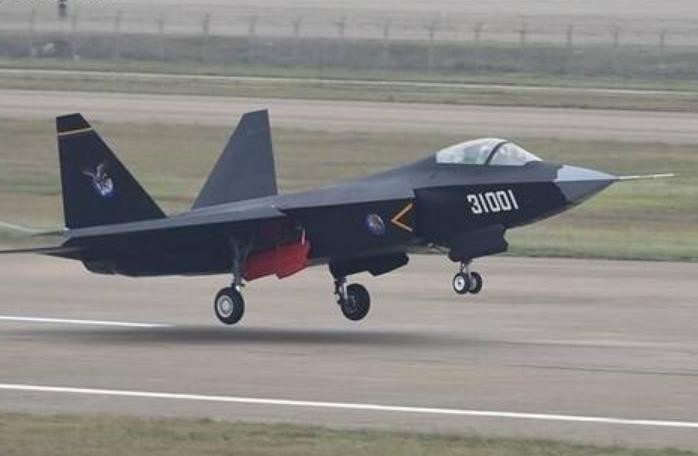 Máy bay chiến đấu tàng hình FC-31 Cốt Ưng do Trung Quốc nghiên cứu phát triển. Ảnh: Ifeng