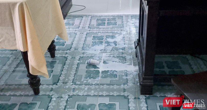 Hiện trường chai thuốc diệt côn trùng do ông Cường uống văng vãi tại phiên toà