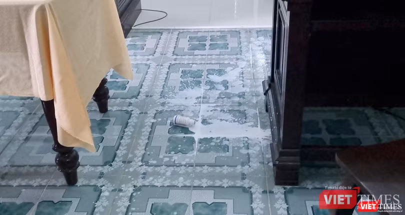 Hiện trường chai thuốc diệt côn trùng do ông Cường uống văng vãi tại phiên toà