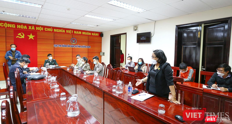 Bà Nguyễn Thị Hồng Vân (khách hàng) phát biểu ý kiến tại buổi làm việc Bà Nguyễn Thị Hồng Vân (khách hàng) phát biểu ý kiến tại buổi làm việc