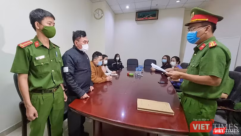 Cơ quan công an tổng đạt quyết định khởi tố vụ án, khởi tố bị can và bắt tạm giam 4 tháng đối với ông Nguyễn Quang Trung - Tổng Giám đốc Công ty CP Đầu tư Phát triển Nhà Đà Nẵng