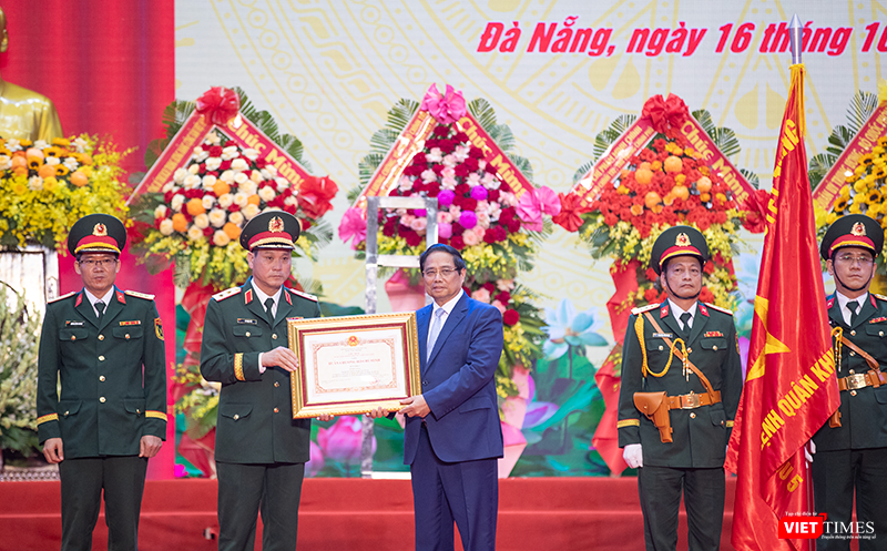 Thủ tướng Chính phủ Phạm Minh Chính thay mặt Đảng và Nhà nước trao tặng Huân chương Hồ Chí Minh cho Bộ Tư lệnh Quân khu 5.