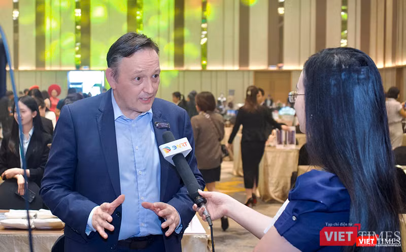 Ông Andre Pierre, Phó Chủ tịch HORECFEX Việt Nam trả lời phỏng vấn báo giới tại sự kiện.