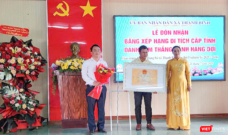 Bà Nguyễn Thị Anh Thi, Phó Chủ tịch UBND TP trao quyết định công nhận danh thắng Hang Dơi là danh thắng cấp thành phố cho lãnh đạo UBND xã Thạnh Bình.