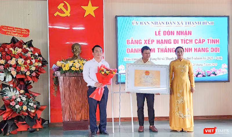 Bà Nguyễn Thị Anh Thi, Phó Chủ tịch UBND TP trao quyết định công nhận danh thắng Hang Dơi là danh thắng cấp thành phố cho lãnh đạo UBND xã Thạnh Bình.