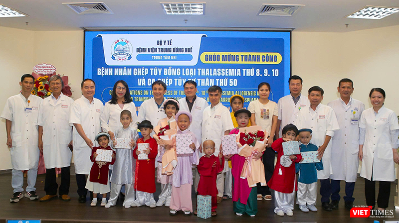 Lãnh đạo và nhân viên Bệnh viện Trung ương Huế chúc mừng ngày ra viện của các bệnh nhi vừa được ghép tủy thành công.