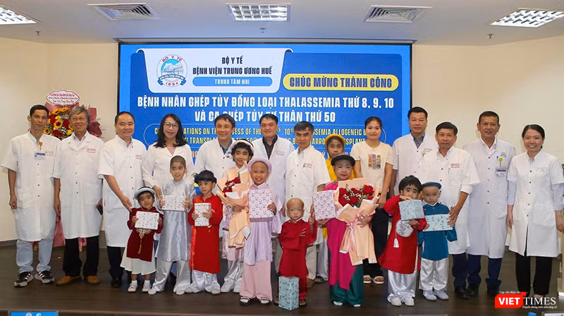 Lãnh đạo và nhân viên Bệnh viện Trung ương Huế chúc mừng ngày ra viện của các bệnh nhi vừa được ghép tủy thành công.