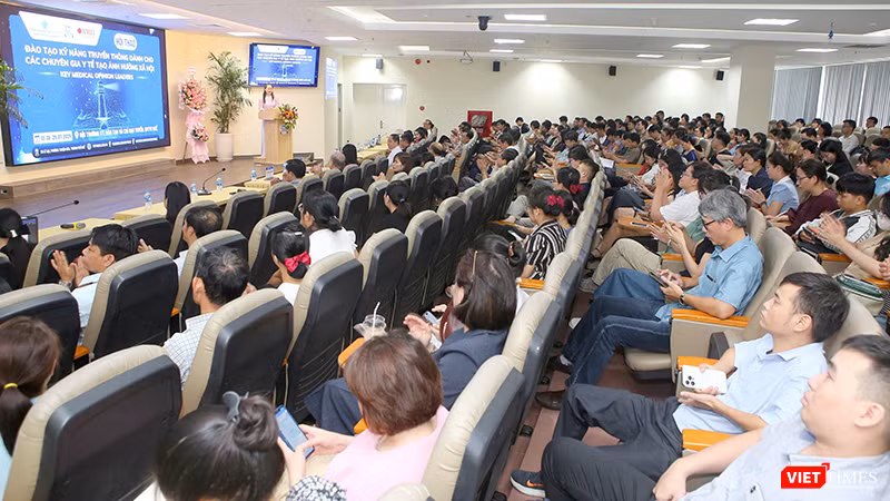 Quang cảnh Hội thảo “Đào tạo kỹ năng truyền thông dành cho chuyên gia y tế tạo ảnh hưởng xã hội” diễn ra tại TP Huế.