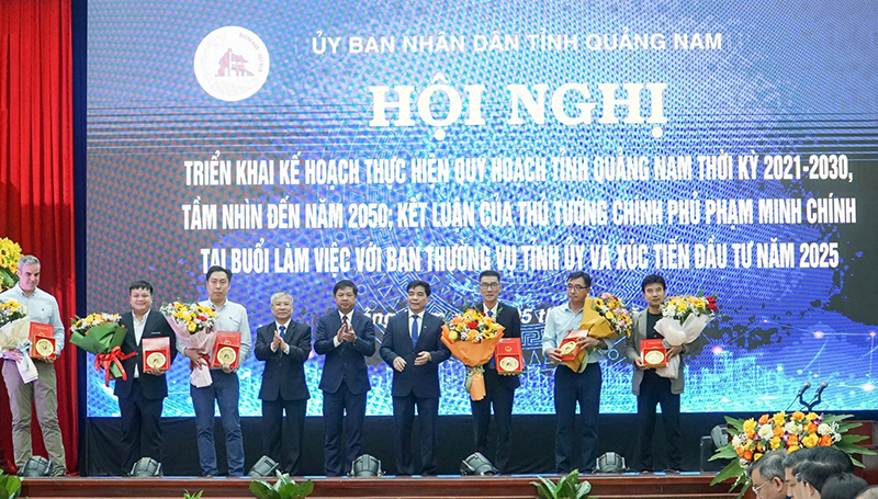 Lãnh đạo tỉnh Quảng Nam trao chứng nhận đầu tư cho các doanh nghiệp.