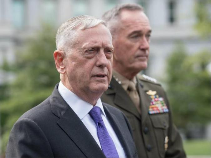 Bộ trưởng Quốc phòng James Mattis và Chủ tịch Hội đồng Tham mưu trưởng Liên quân Mỹ Joseph Dunford. Ảnh: The Independent.