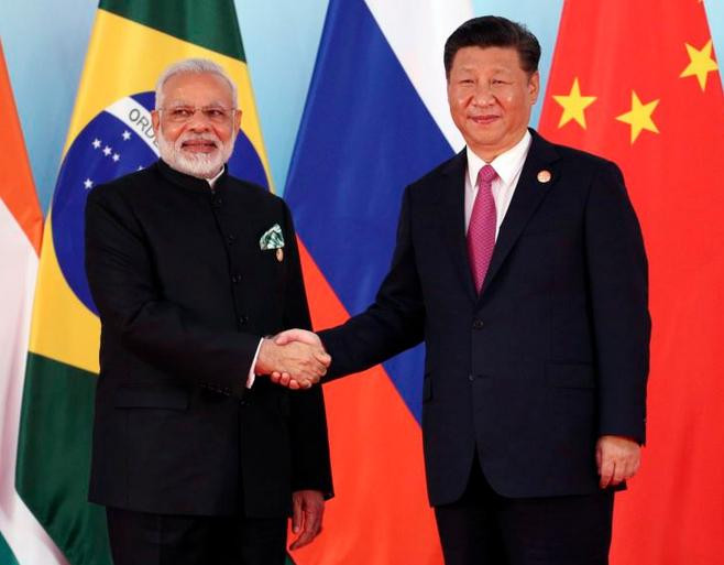 Chủ tịch Trung Quốc Tập Cận Bình và Thủ tướng Ấn Độ Narendra Modi (trái) tại Hội nghị Thượng đỉnh BRICS 2017 ở Hạ Môn, Trung Quốc. Ảnh: AP.