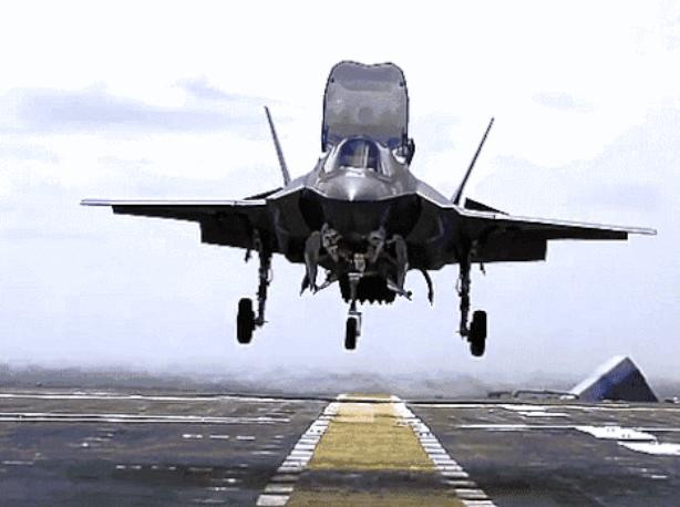 Máy bay chiến đấu tàng hình F-35B hạ cánh thẳng đứng trên tàu chiến Mỹ. Ảnh: Cankao.
