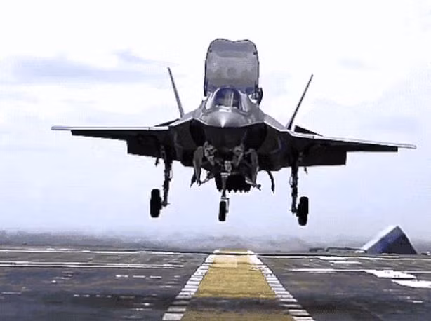 Máy bay chiến đấu tàng hình F-35B hạ cánh thẳng đứng trên tàu chiến Mỹ. Ảnh: Cankao.