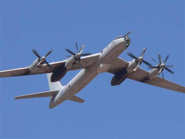 Máy bay tuần tra săn ngầm Tu-142 Nga.